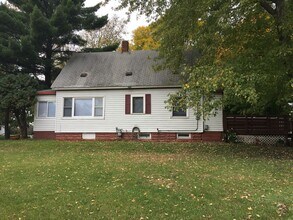 Building Photo - Beautiful 3 bedroom 1 bath home in St. Paul