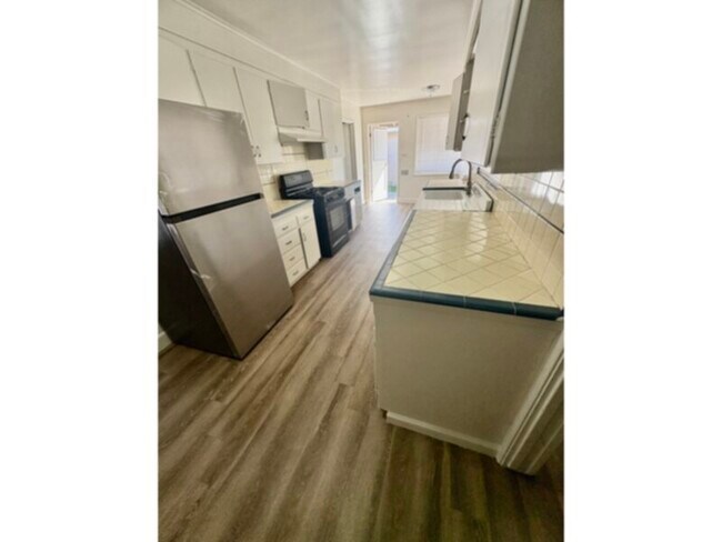 Building Photo - Old fig charm, big trees, spacious home, newly painted, new floors