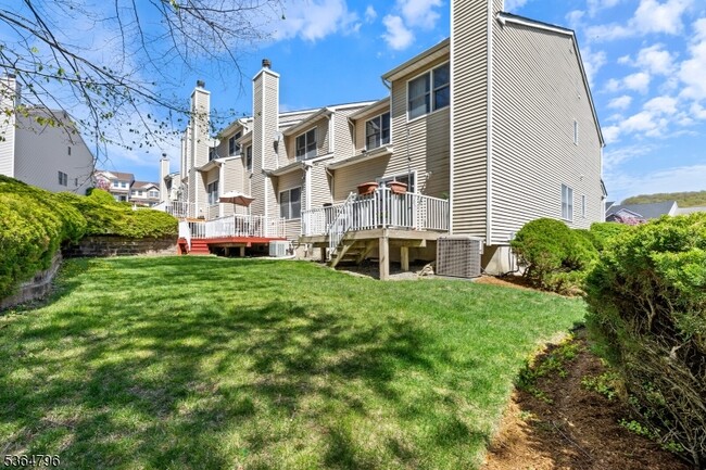 Building Photo - 28 Pinfold Ct