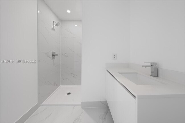 Building Photo - 700 NE 24th St