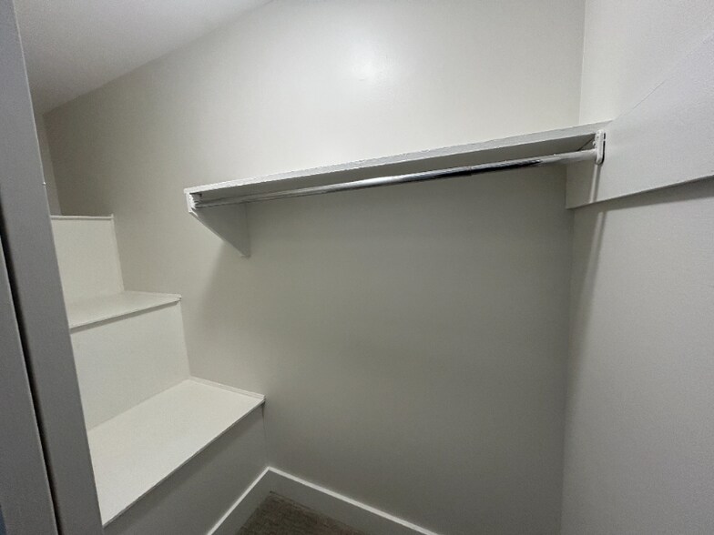 Building Photo - 3073 Colonial Way
