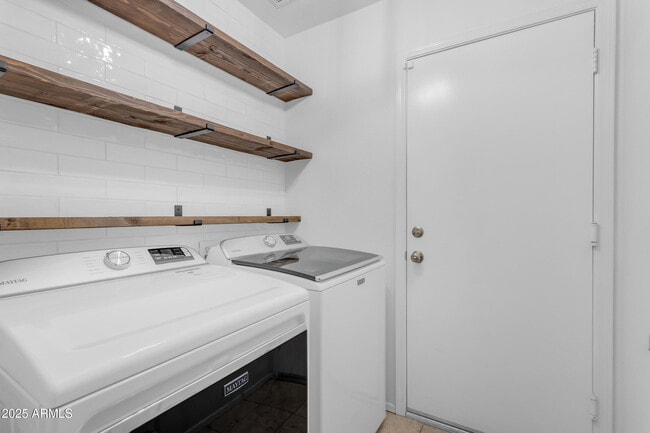 Building Photo - 1823 W Remington Dr