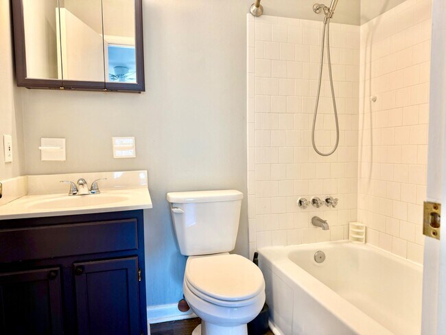 Building Photo - 140 Royal Oak Dr