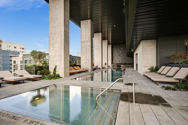 Building Photo - 610 Davis St