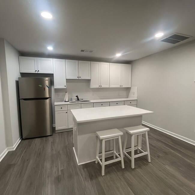 Building Photo - SPACIOUS COTTAGE FOR LEASE - Pre-Leasing August 11 2026!