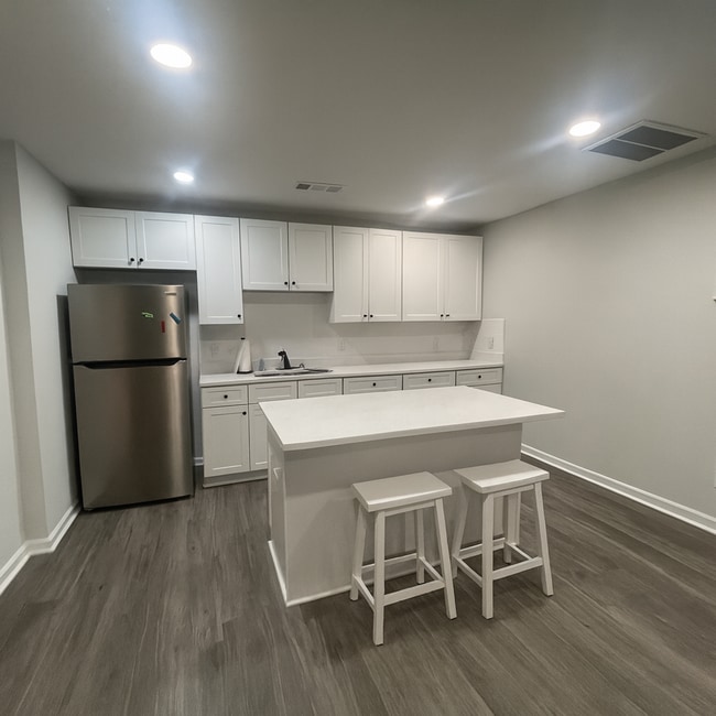 Building Photo - SPACIOUS COTTAGE FOR LEASE - Pre-Leasing August 2026!