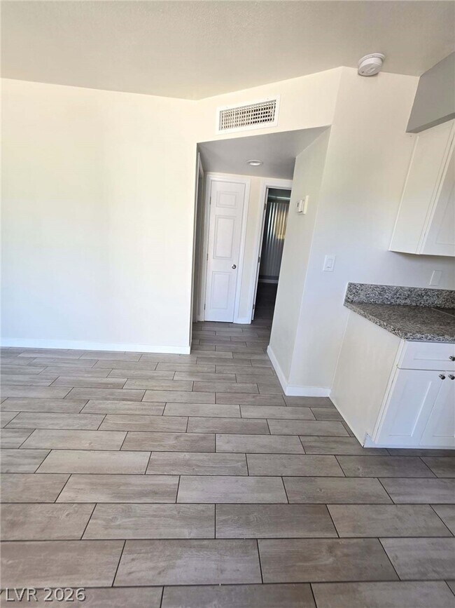 Building Photo - 1107 E Desert Inn Rd