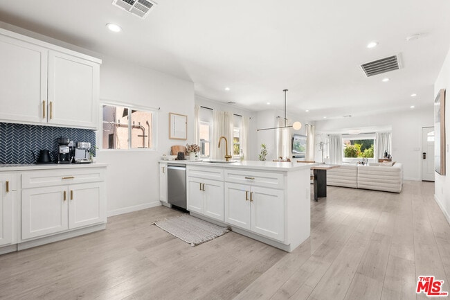 Building Photo - 1231 W 49th St