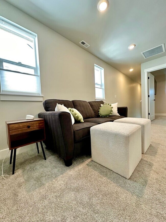 Building Photo - Beautiful 3 bdrm end unit townhome with side yard available in Petrosa.