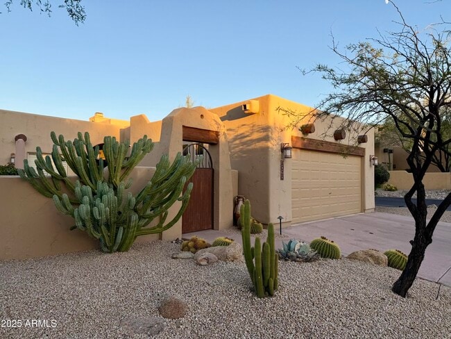 Building Photo - 6020 E Rancho Manana Blvd