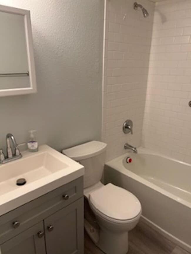 Building Photo - Quaint 1/1 apartment
