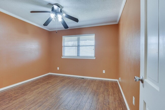 Building Photo - Three bed house in Coronado Heights