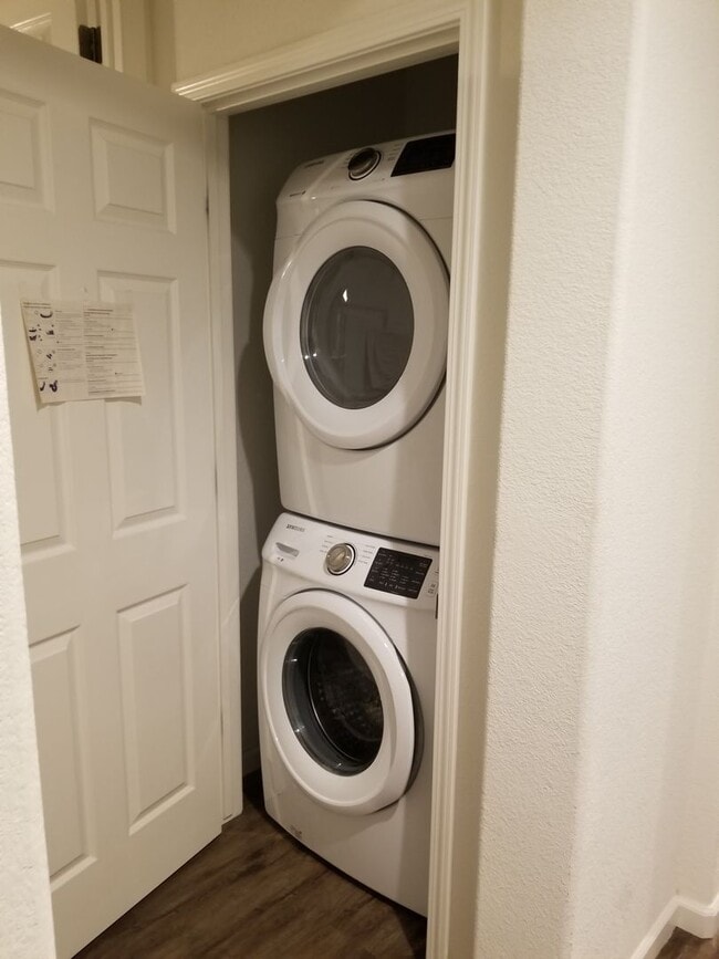 Building Photo - Beautiful Home - Like New Condition- Move in Ready