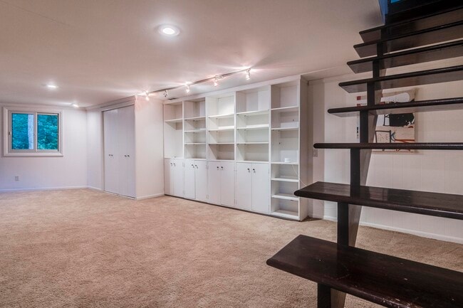 Building Photo - 6002 Hammersley Rd