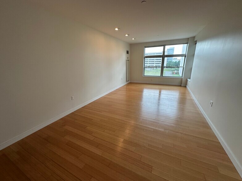 Building Photo - 599 Albany St