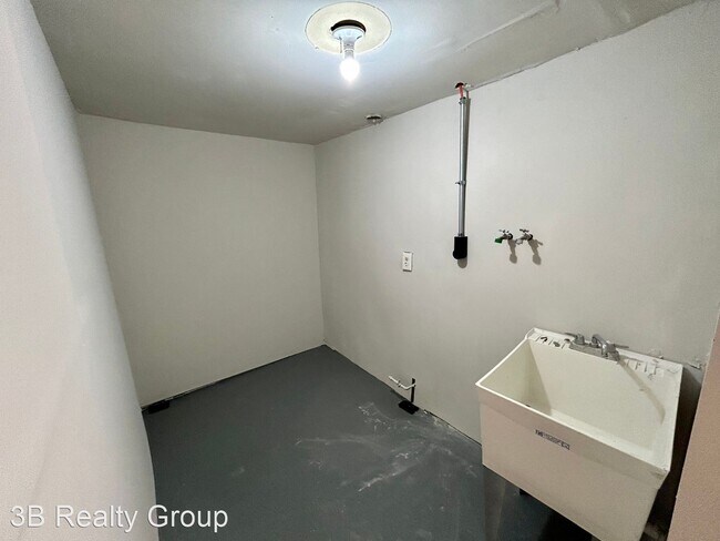 Building Photo - 3 br, 1.5 bath House - 8240 Royal Heights Dr.