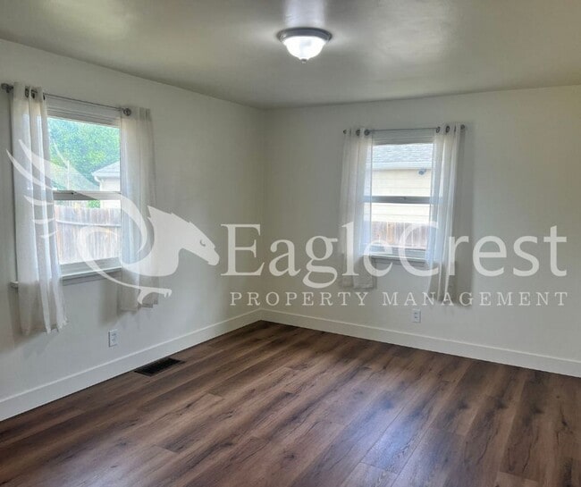 Building Photo - Charming 3 Bedroom, 1 Bath House with Fenc...