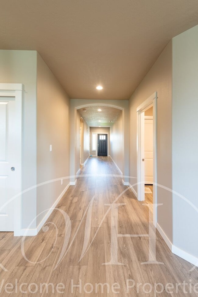 Building Photo - Brand NEW Home!  Overlooking the Golf Course!