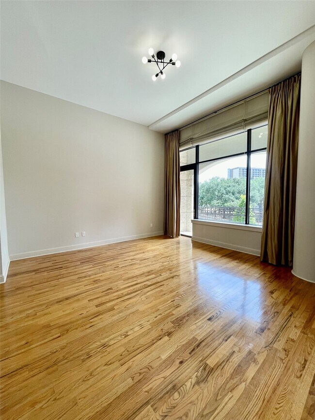 Building Photo - 5005 Hidalgo St