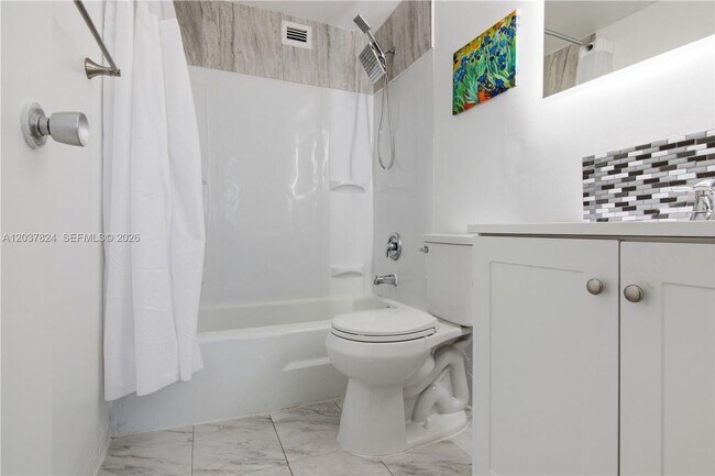 Building Photo - 801 Brickell Bay Dr