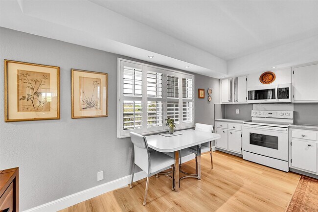 Building Photo - 4020 W Palm Aire Dr