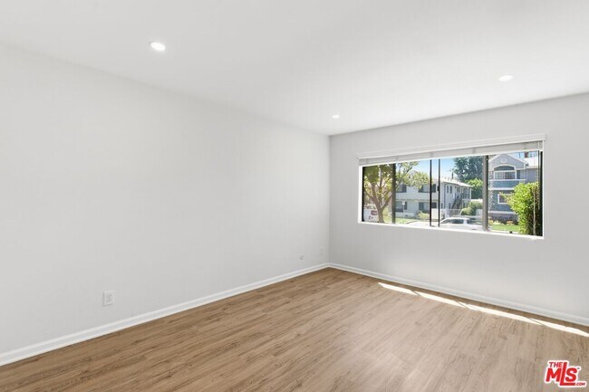 Building Photo - 13025 Moorpark St
