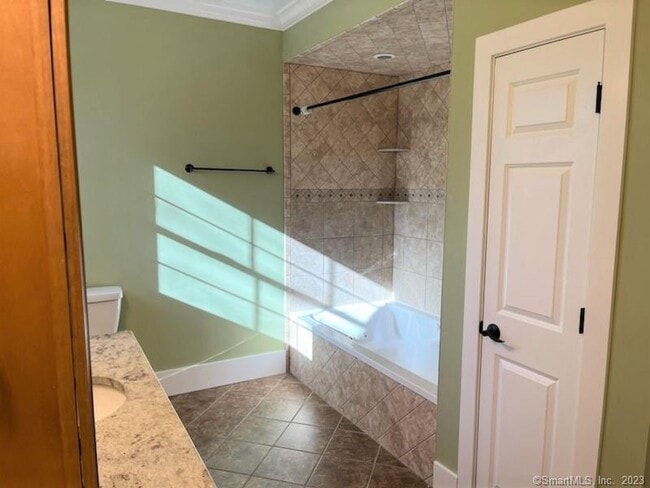 Building Photo - 462 Main St