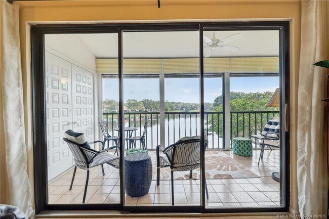 Building Photo - 6110 SE Martinique Dr