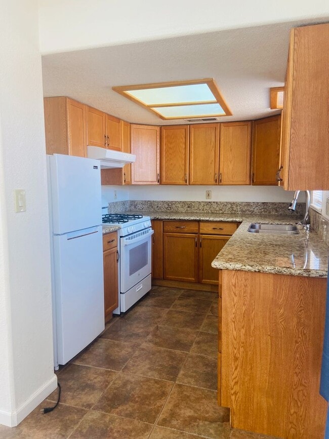 Building Photo - AVAILABLE NOW!!