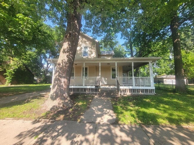 Building Photo - 5 bedroom / 2 bathroom House in Peoria