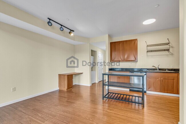 Building Photo - 1121 40th St