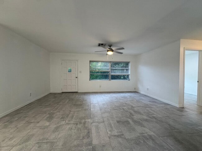 Building Photo - 333 NE 131st Ln