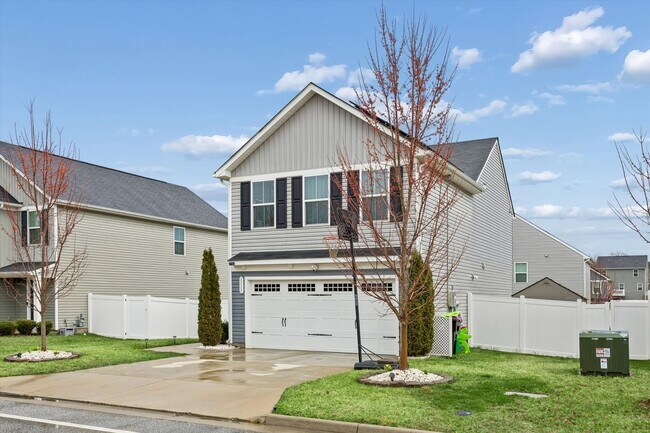 Building Photo - 4 Bedroom / 2.5 Bathroom - Marquis Hills