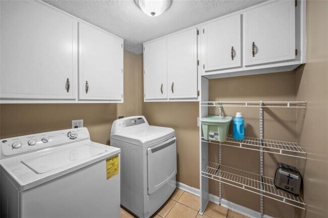Building Photo - 6207 Moss Dr