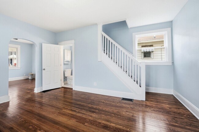 Building Photo - Three Bedroom Home in Hamilton!