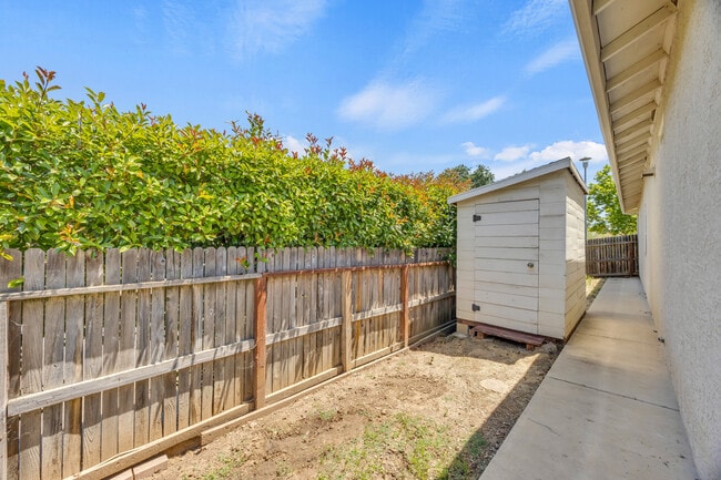 Building Photo - 9259 Crystal Falls Way