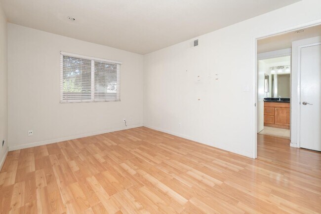 Building Photo - 208 Sequim Common