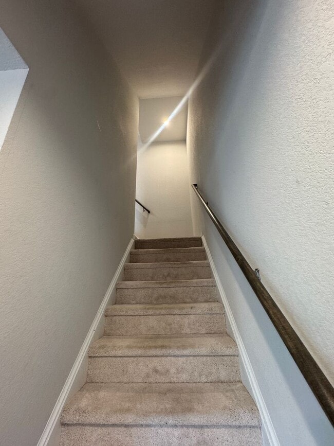 Building Photo - Spacious 3 Bedroom Townhouse