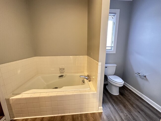 Building Photo - Large 2 Bedroom 2 Bath Condo in the Forest Oaks Community!!