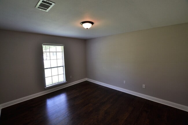 Building Photo - Newly renovated home in Beau Village Subdi...