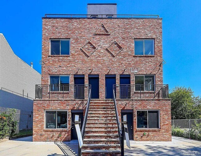 Primary Photo - 105 Wyona St