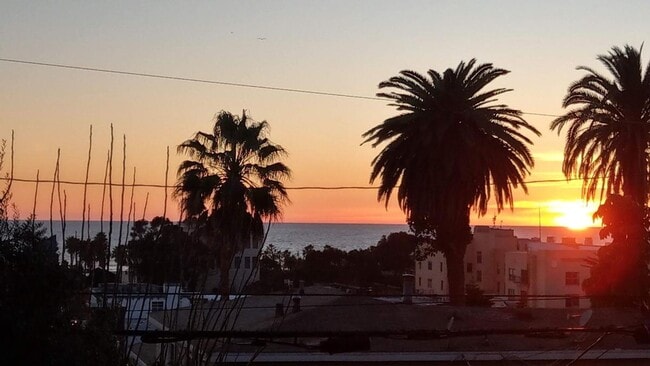 Building Photo - Stunning 2 BR Santa Monica Duplex with Views!