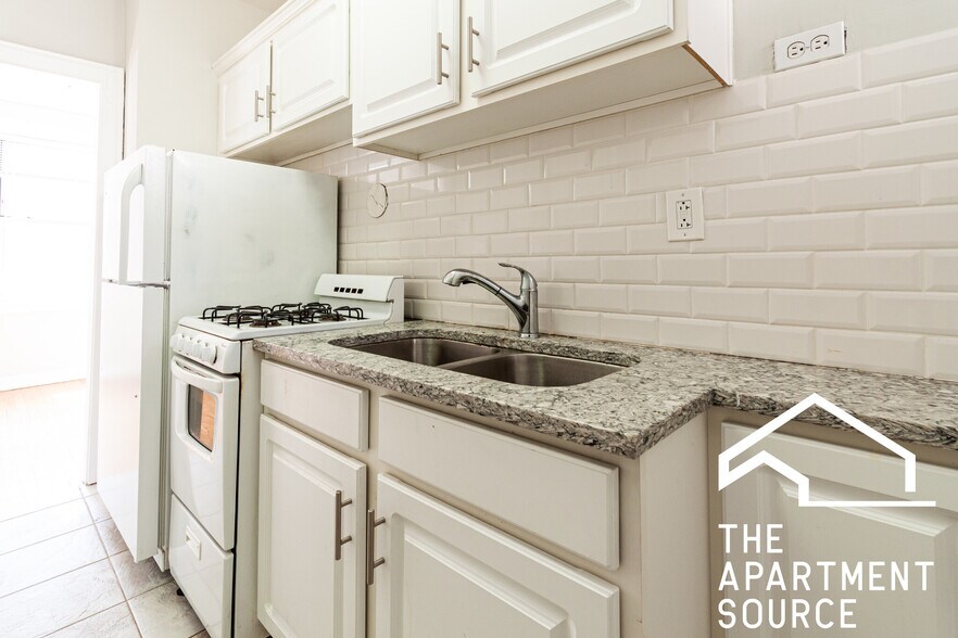 Building Photo - 549 W Surf St