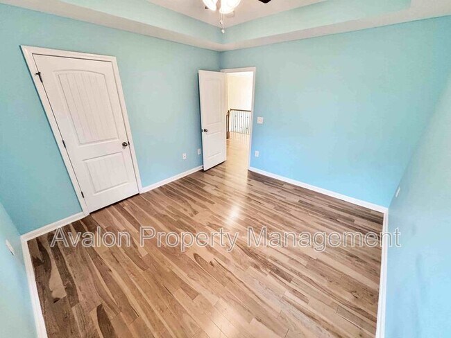 Building Photo - 2435 Manor View