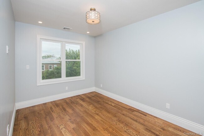 Building Photo - 535 E Walnut St