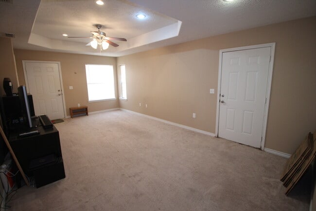 Building Photo - 708 Bison Rd