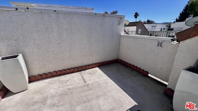 Building Photo - 5420 Sylmar Ave