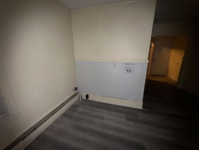 Building Photo - Bright & Spacious 3BR Multi-Level Apartment in Central Sanford!