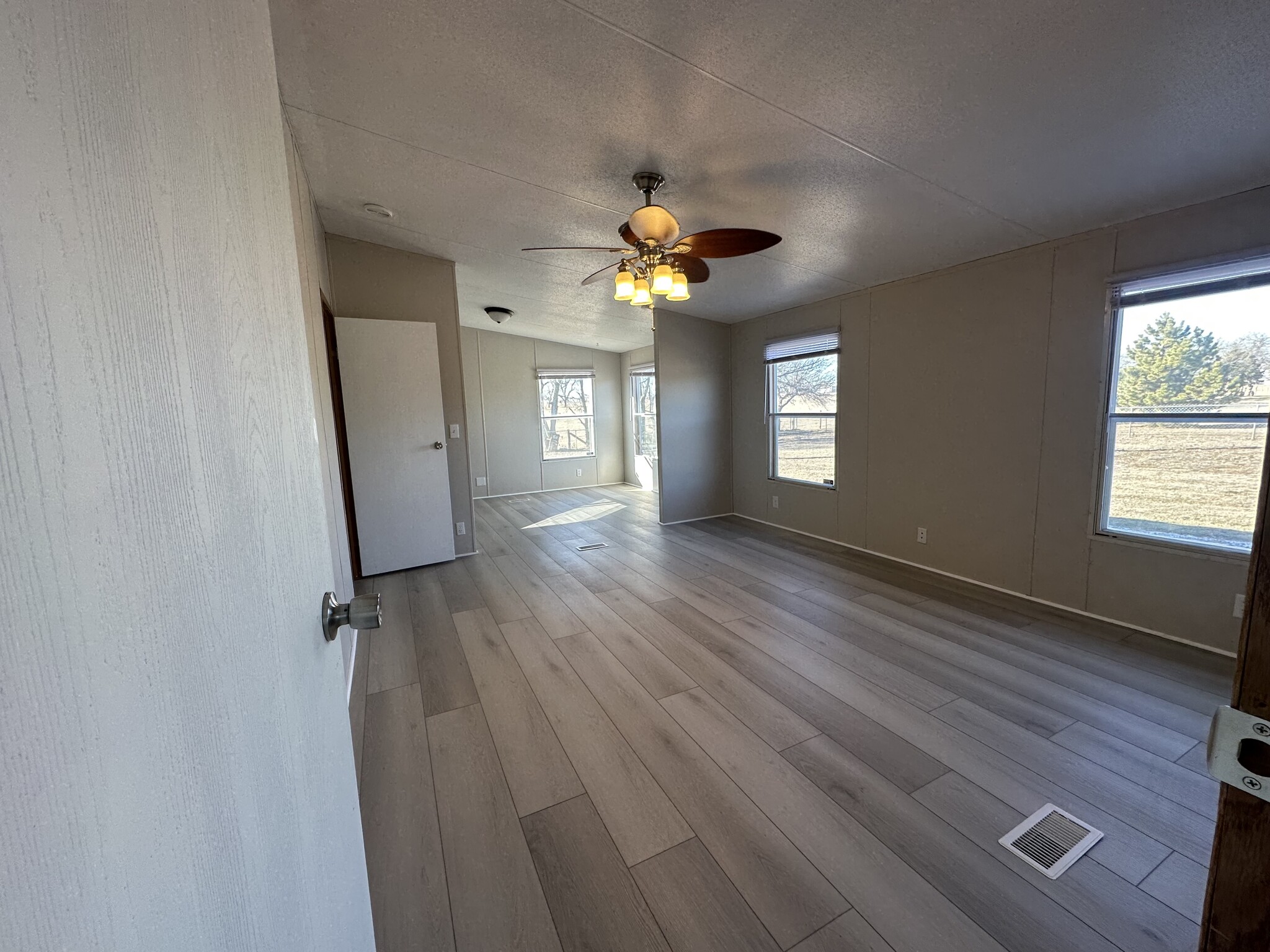 Master bedroom - 3225 N Richland Rd