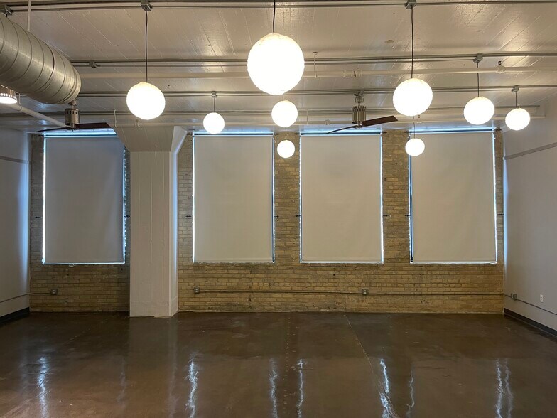 Full window coverage - 500 Robert St N